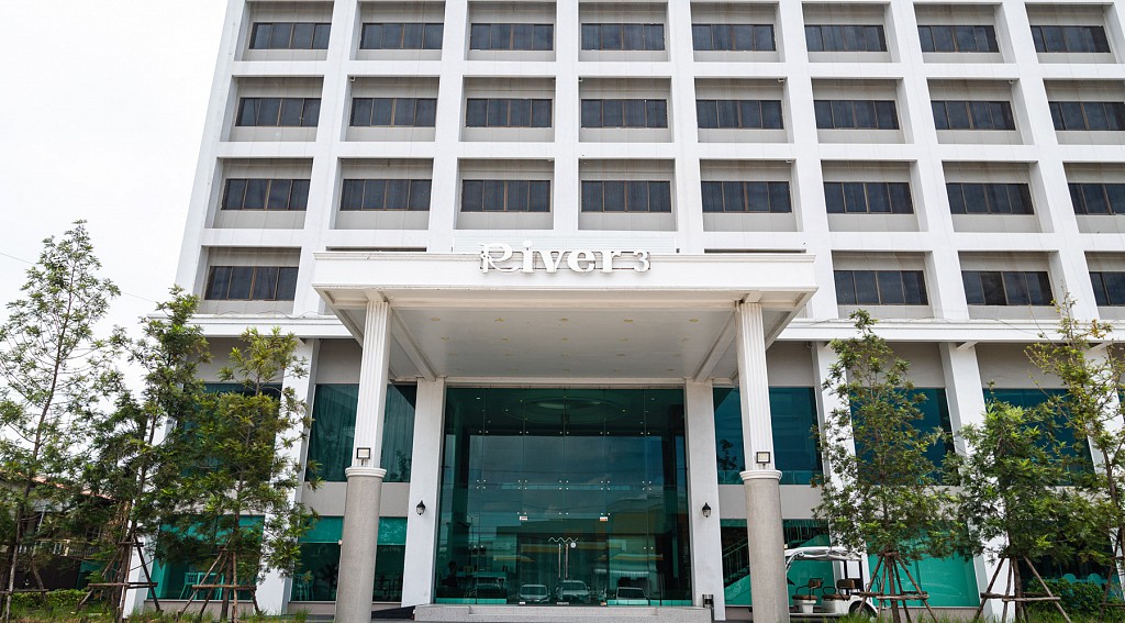 Exterior & Building